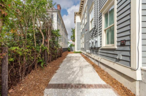 Secluded Courtyard & Parking - 2 Blocks to King